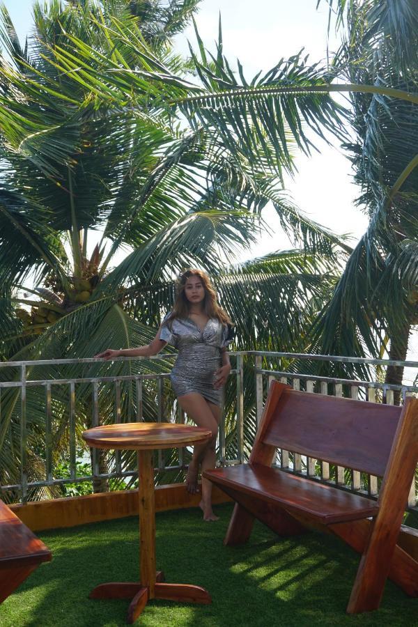 L Cafe Restobar & Lyn'S Guest House San Juan  Exterior foto